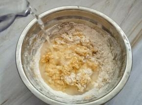 左手倒入清水，右手边拌匀