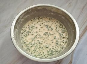加入葱花拌匀