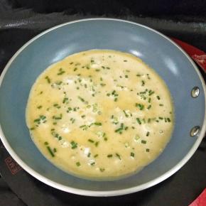 面糊倒入不粘平底锅中，晃动锅子，让它均匀的铺上一层