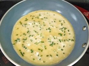 面糊倒入不粘平底锅中，晃动锅子，让它均匀的铺上一层