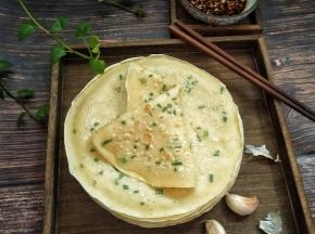 可以配上个人喜欢的蘸料蘸着吃，那就更美味了
小圆这边的蘸料有生抽两勺，白醋一勺，油辣椒少许