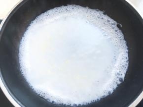 牛奶小火加热煮开
