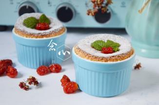 凉透过筛上适量的糖粉即可，软软的入口及化的口感，跟戚风蛋糕是不一样的口感