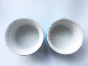 烤舒芙蕾之前，焗碗要用黄油跟砂糖处理一下，这样舒芙蕾在烘烤的时候才会爬升，焗碗内均匀的涂抹上黄油，之后将砂糖倒入碗内，转动碗，让砂糖粘满焗碗内壁，砂糖尽量少放一点，处理完一个焗碗，再处理另外一个，多余的砂糖留着加到蛋黄中
