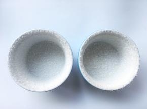 烤舒芙蕾之前，焗碗要用黄油跟砂糖处理一下，这样舒芙蕾在烘烤的时候才会爬升，焗碗内均匀的涂抹上黄油，之后将砂糖倒入碗内，转动碗，让砂糖粘满焗碗内壁，砂糖尽量少放一点，处理完一个焗碗，再处理另外一个，多余的砂糖留着加到蛋黄中
