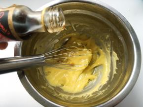 加入香草精，继续搅拌均匀
