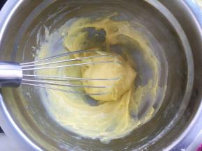 边加入边搅拌，至面糊浓稠些关火