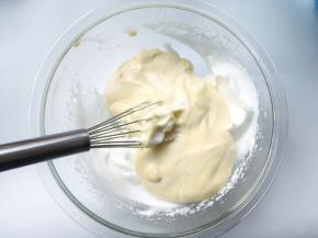 之后将翻拌好的面糊倒回至蛋白霜内，继续用蛋抽翻拌均匀
