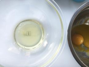 分离鸡蛋，蛋白打至干净的容器内