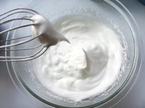 将蛋白打发至湿性发泡，打蛋器提起有个长长的尖，烤箱预热180度
