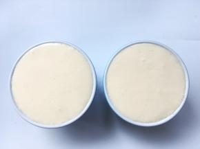 用挂板将表面刮平整，多余的面糊可以装入纸杯内
