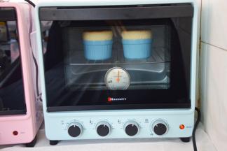 入烤箱180度烤15分钟，随着温度的升高，舒芙蕾会垂直爬升，烘烤结束后，温度下降，爬高的舒芙蕾就会慢慢回落