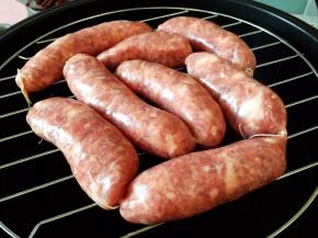 可以直接放入烤箱或空气炸锅中烤熟，用165度烤20分钟，中间要翻面一次