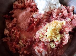 配料放入肉馅盆中