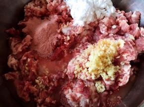 配料放入肉馅盆中