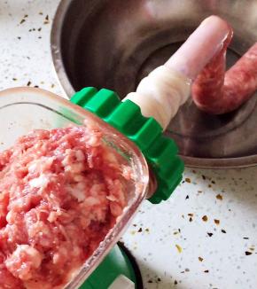 用灌肠器灌肠，肠衣需要提前清洗干净