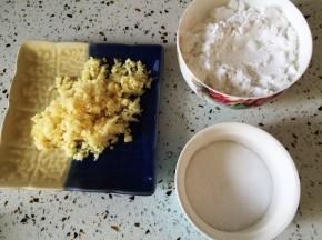准备配料，大蒜切末