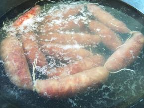 也可以晾晒一天，然后锅中放水烧至60度左右放入香肠煮熟，煮的时候不能让水烧开，每根香肠用针或者牙签扎一下以免胀开，保持80度的温度即可，煮40分钟即熟