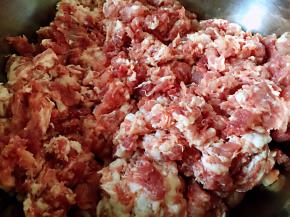 猪肉绞碎成肉馅（绞馅的时候把肠衣浸泡一下）