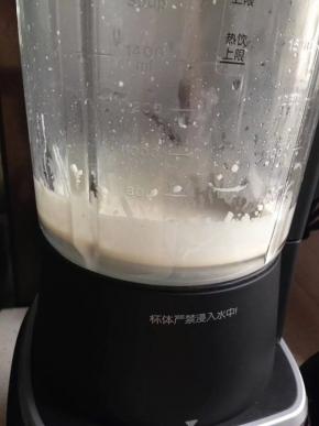 大米浸泡一晚，加水用破壁机磨成细腻的米浆