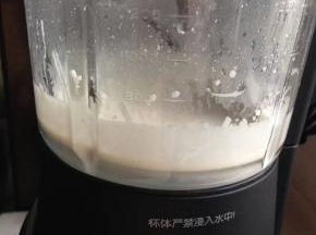 大米浸泡一晚，加水用破壁机磨成细腻的米浆