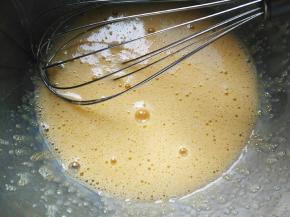 鸡蛋加白糖混合均匀