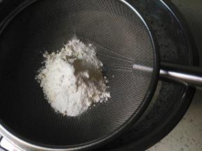 筛入低筋粉和泡打粉
