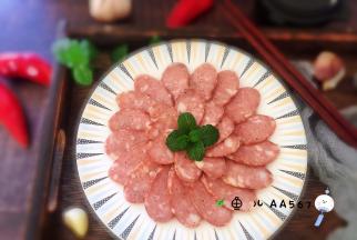 做好的香肠可以直接切片食用，也可以分袋冷冻保存，吃的时候取出蒸一下或者烤一下都可