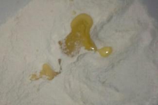 白色面团，油加入面粉中搅拌均匀