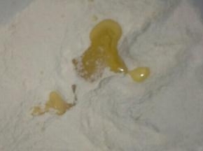 白色面团，油加入面粉中搅拌均匀