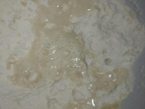 白糖加入水中融化倒入面粉中