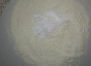 红糖面团部分，面包糠、泡打粉加入面粉中搅拌均匀