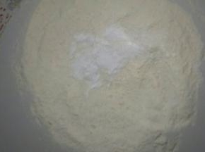 红糖面团部分，面包糠、泡打粉加入面粉中搅拌均匀