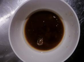 红糖放入清水中搅拌融化