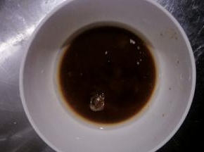 红糖放入清水中搅拌融化