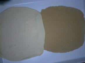 把两块面团分别揉圆，擀成略方形