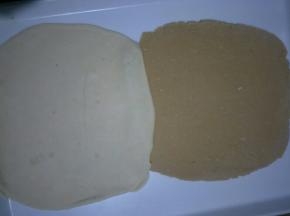 把两块面团分别揉圆，擀成略方形