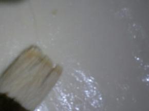 在白色面团上刷一层薄薄的清水