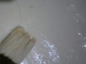 在白色面团上刷一层薄薄的清水