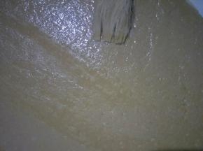 在红糖面皮上刷一层薄薄的清水