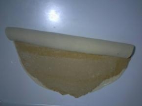 从一头卷起，尽量卷的紧一点，白色面团在外