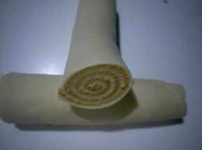 从中间一分为二切开，用保鲜膜包起放入冰箱冷冻2个小时