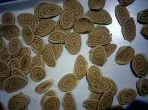 把冷冻好的面团切成厚度为1~2mm的薄片，猫耳生胚制作完成