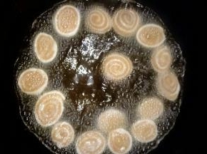 油温七成热(把竹质筷子一头放入油中冒细小微泡泡即可)，放入猫耳朵开始炸