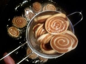 炸至金黄色捞出，控油