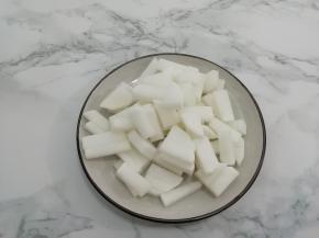 白萝卜洗干净去皮，切成条