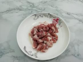 梅头肉洗干净，切成长条