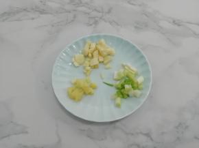 葱、姜、蒜切成粒