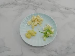 葱、姜、蒜切成粒