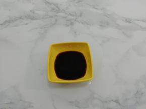 容器中放入生抽、老抽和蚝油